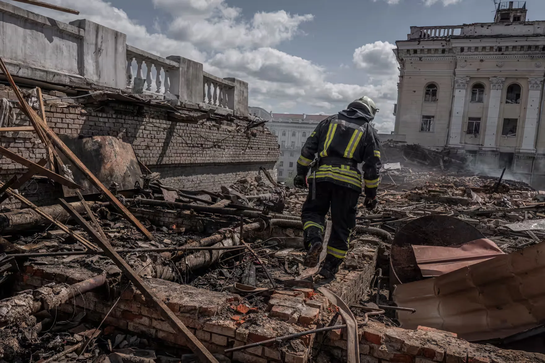 Пожежники на місці ракетного обстрілу житлового будинку в Дніпрі